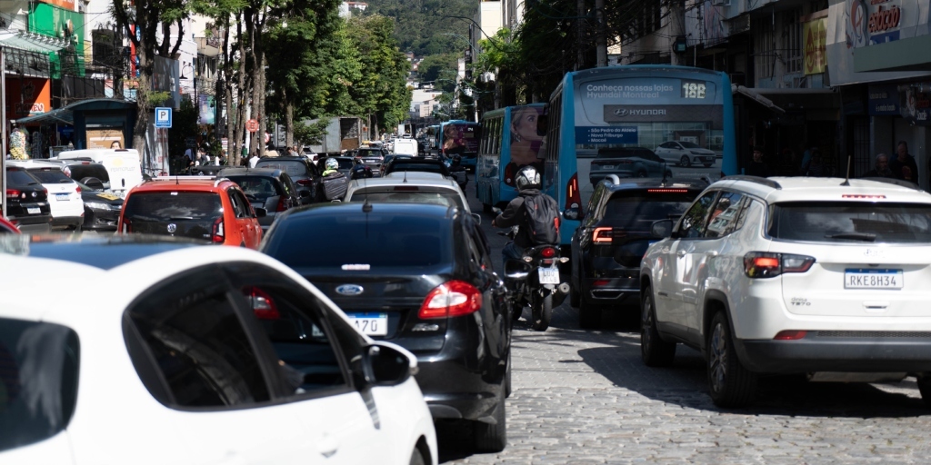 Maioria da população ocupada em Nova Friburgo leva até 30 minutos no trajeto para o trabalho, diz IBGE