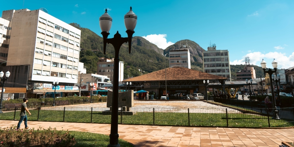 Parque infantil ainda não foi concluído, apesar de estar previsto na primeira fase da revitalização da praça  