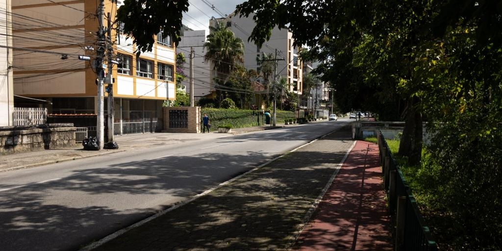 Avenida Galdino do Vale amanheceu praticamente sem carros