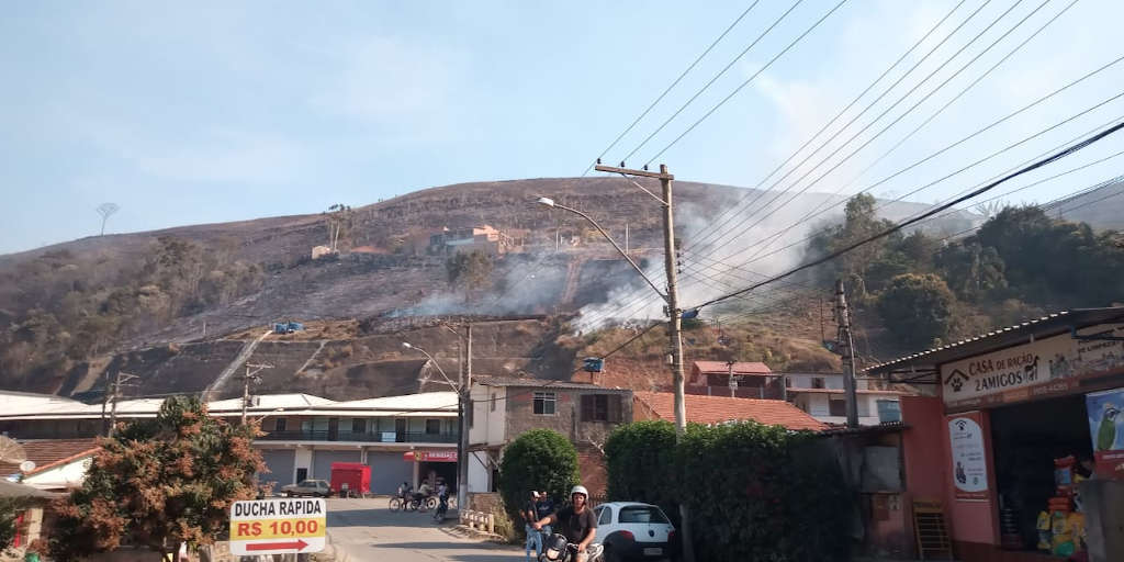 Queimada atinge vegetação às margens da RJ-130, em Teresópolis