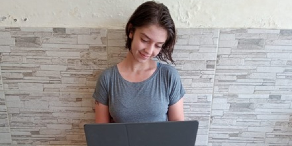 Jovem escritora de Cabo Frio vence concurso em plataforma digital