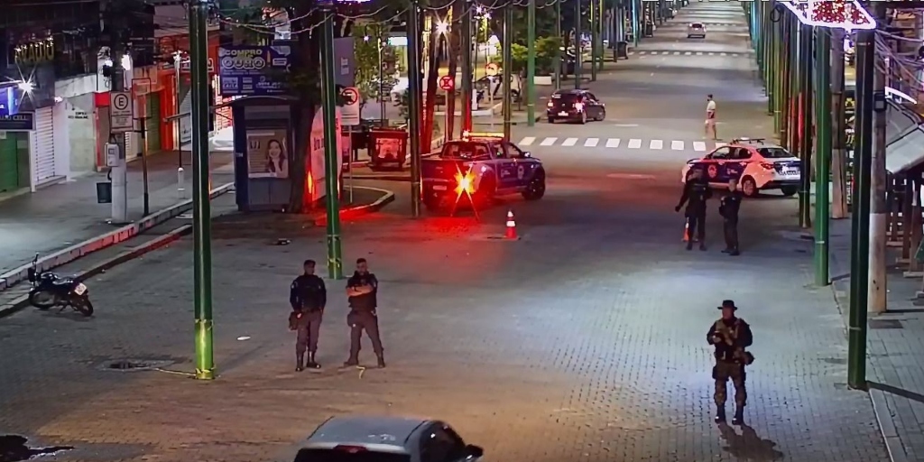 Grupo de motociclistas pretendia passar em frente a prefeitura, mas foi dispersado ao se deparar com cerco dos agentes
