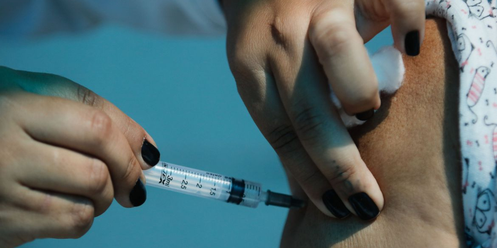 Anvisa anuncia fim da obrigação de fase 3 no Brasil e deve autorizar vacina contra a Covid-19