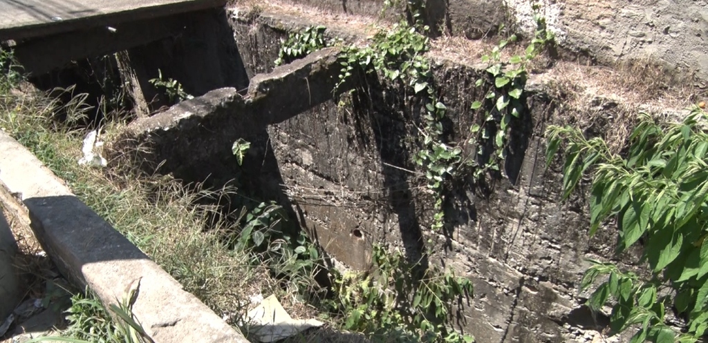 Após dois jovens caírem no Córrego do Relógio, em Nova Friburgo, prefeitura promete licitação para obras ainda este ano