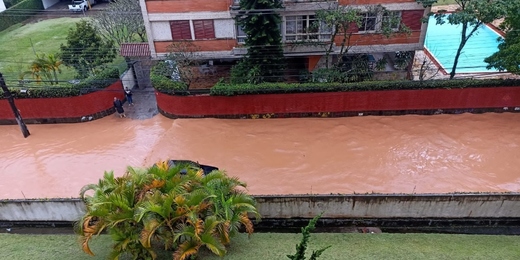 Chuva forte alaga ruas de Teresópolis na quinta; confira como fica o tempo na Região Serrana 