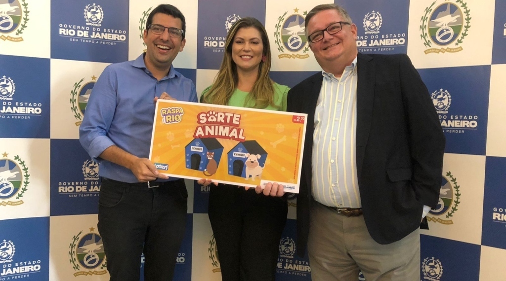 Marcelo Queiroz, secretário Estadual de Agricultura; Analine Castro, primeira-dama; e Otávio Bastos, presidente da Loterj, no lançamento da Raspadinha Animal. 