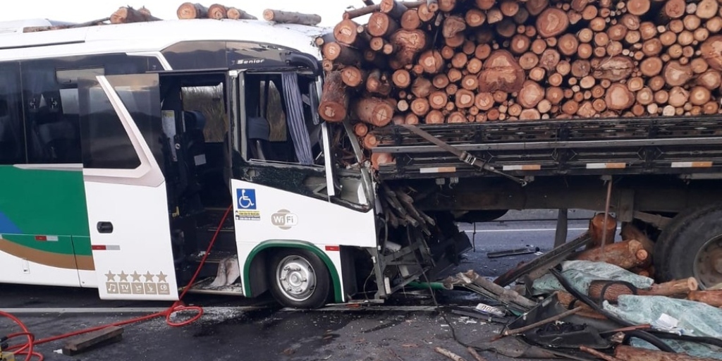 Acidente entre ônibus de Cabo Frio e caminhão deixa um morto e vários feridos na Via Lagos