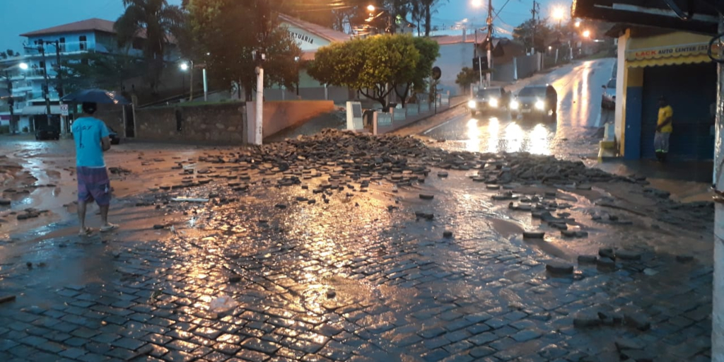 Cidades da Região Serrana são atingidas por fortes chuvas nesta madrugada