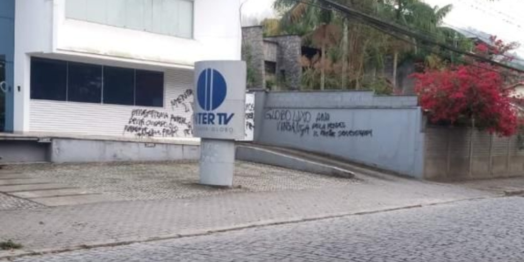 Vândalo fez diversas pichações na entrada da empresa 