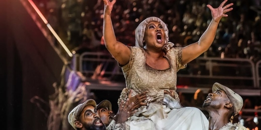 Friburguense Thais Alves interpreta Carolina Maria de Jesus em desfile da Unidos da Tijuca, no Carnaval do Rio