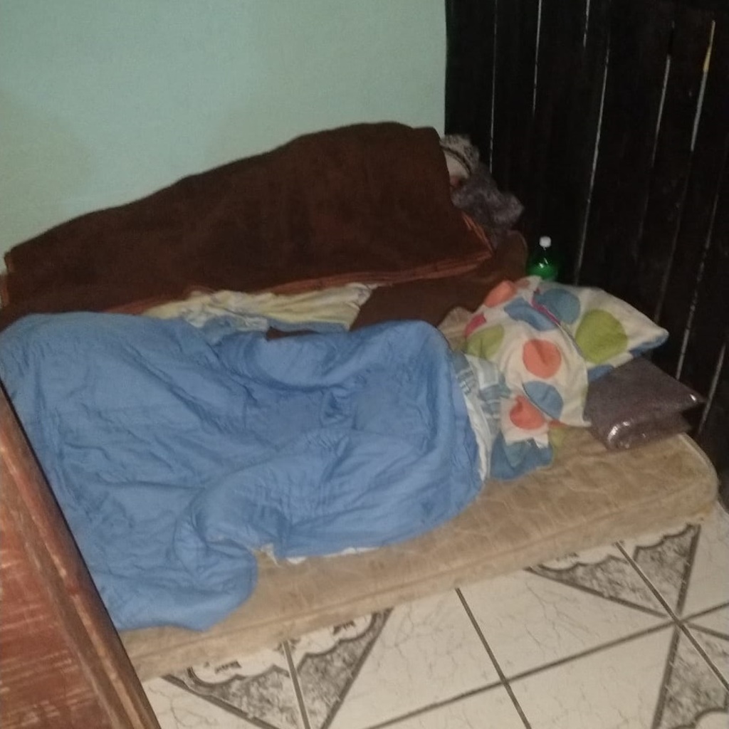 Moradores de rua dormem em colchão no ponto de apoio 