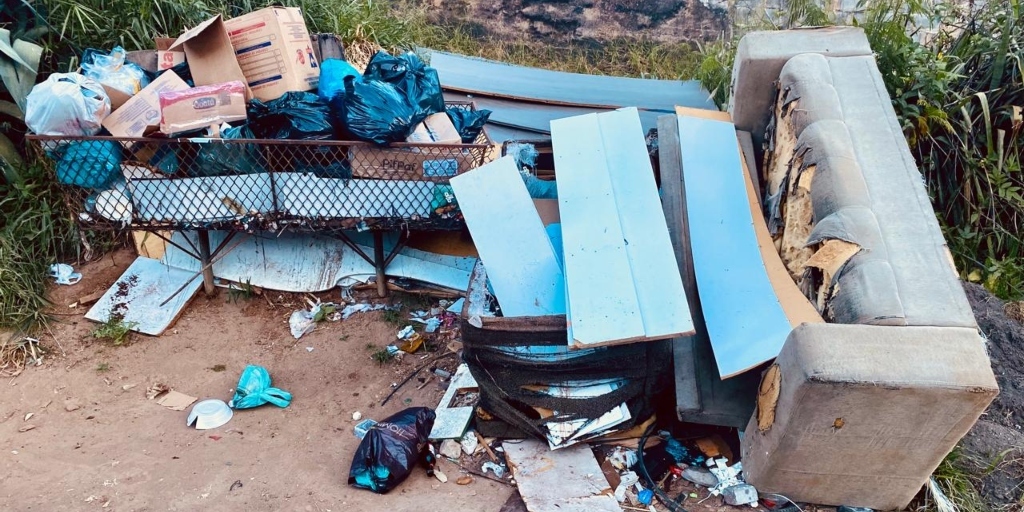Descarte irregular de lixo flagrado no bairro Ponte da Saudade no último mês