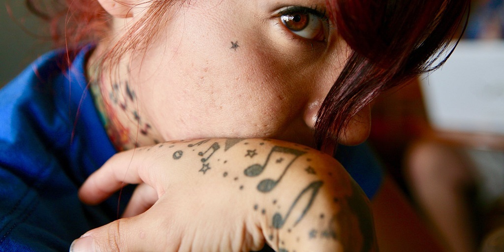 Pessoas tatuadas só podem doar sangue um ano após o procedimento