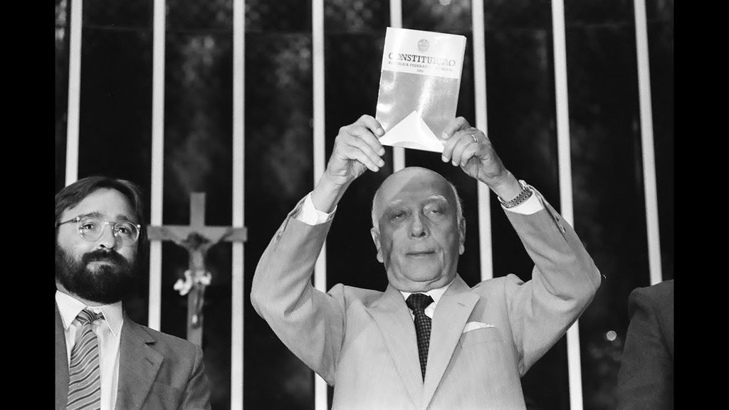 O presidente da Assembleia Nacional Constituinte, Ulysses Guimarães, durante a promulgação da Constituição de 1988