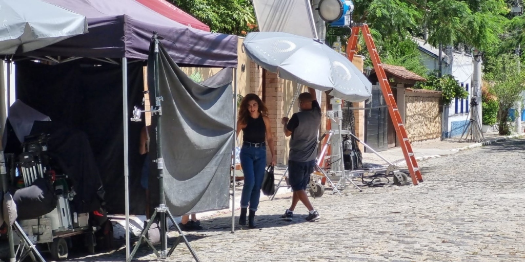 Juliana Paes grava cenas de nova série de plataforma de streaming em Cabo Frio