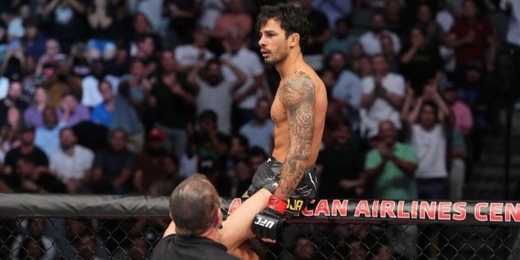 Cabista Alexandre Pantoja vence UFC 277 com atuação dominante: 'Cadê meu cinturão?'