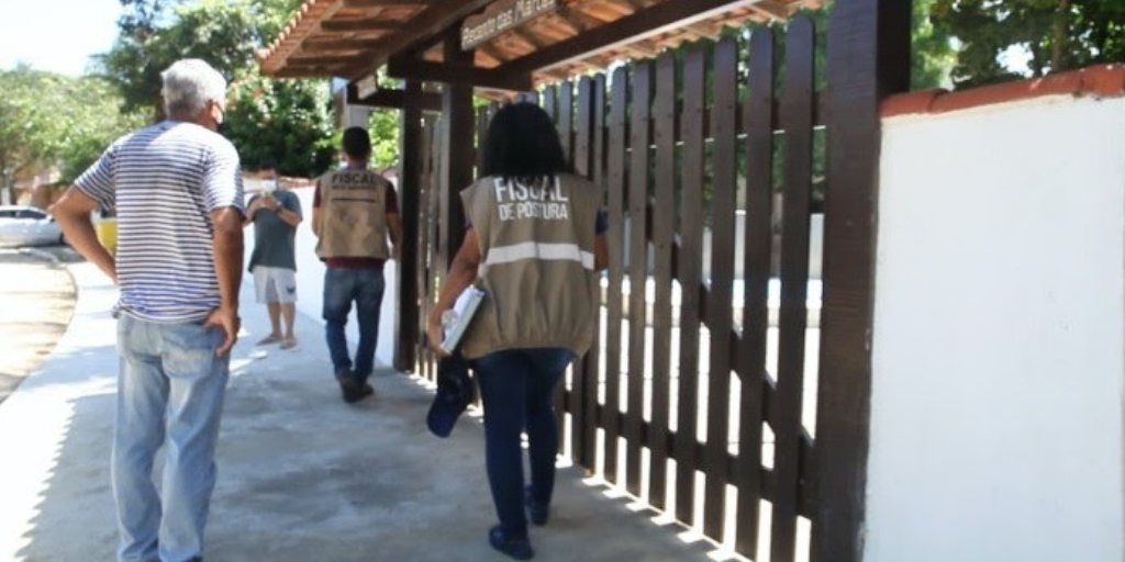 Fiscais percorrendo estabelecimentos do bairro Tucuns