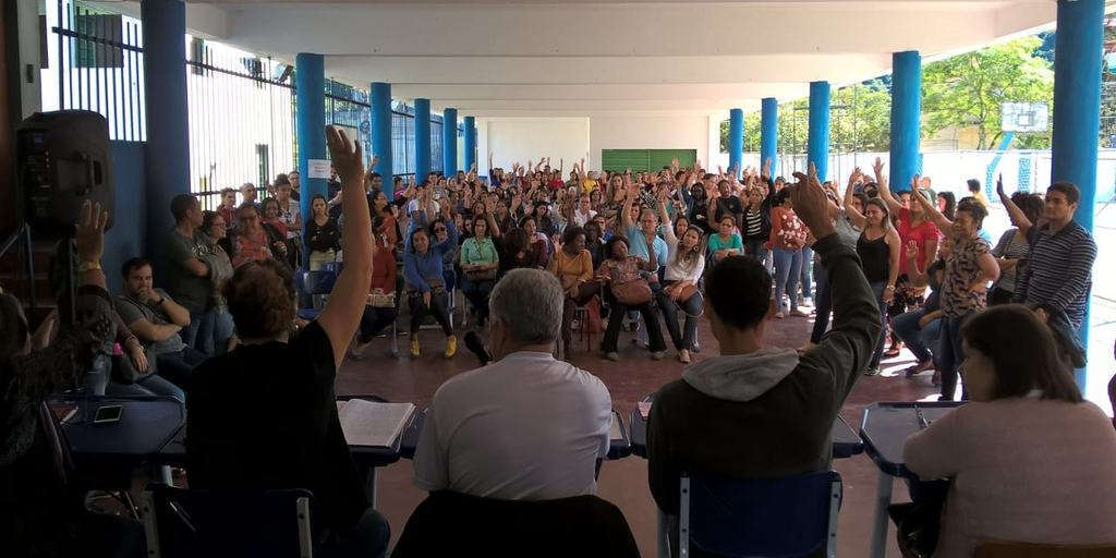Servidores da educação de Cachoeiras de Macacu permanecem em greve que já dura 27 dias