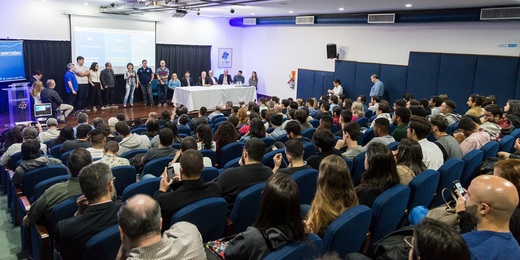 Programa capacita trabalhadores para suprir carência de profissionais no setor de TI