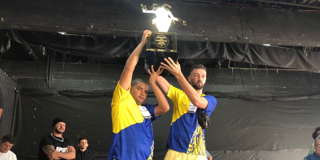 Representantes da Globo de Ouro levantam o troféu de primeiro lugar no Grupo A do Carnaval em Friburgo