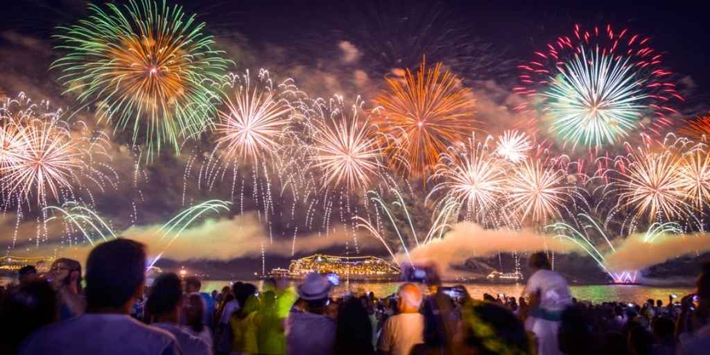 Pessoas se reúnem para assistir aos fogos de artifício no