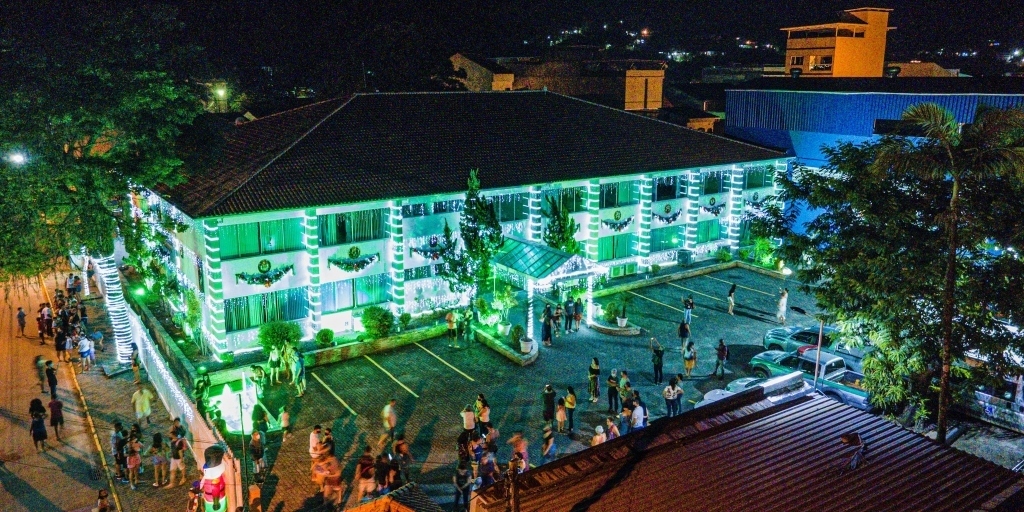 Prefeitura de Cachoeiras de Macacu foi toda iluminada