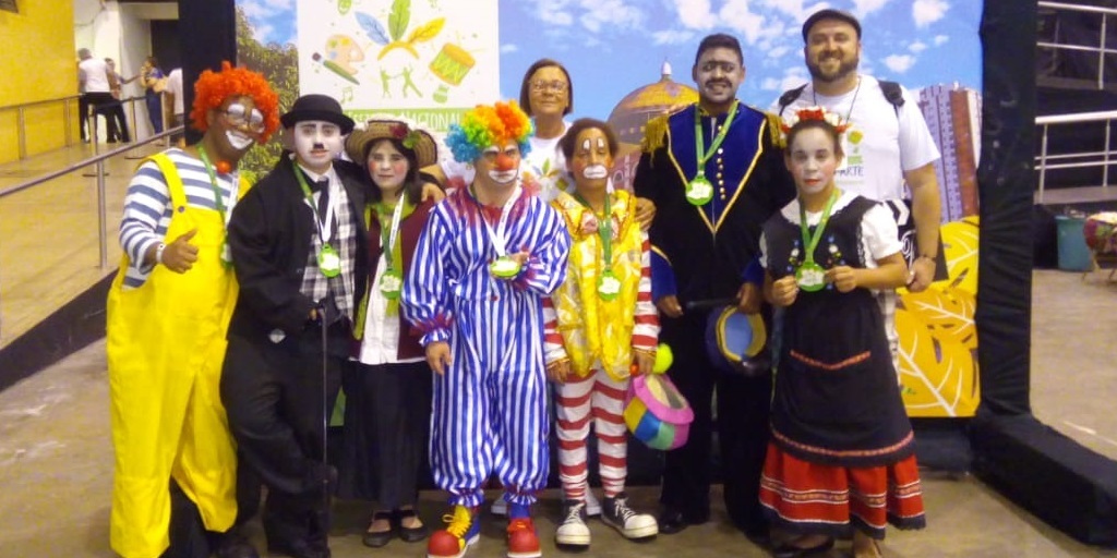 Alunos da Apae que participaram de festival celebram medalha de prata na categoria artes cênicas