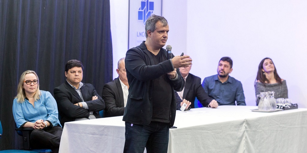 Marcelo Carius, presidente do Serratec, discura durnate aula da Residência de Software