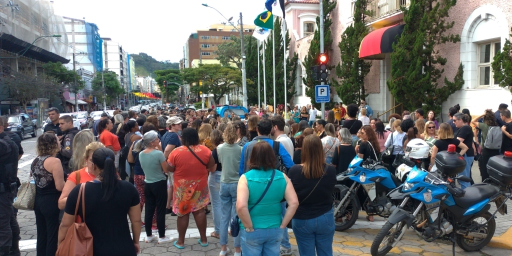 Policiais militares acompanharam a mobilização na tarde desta quarta-feira, 8