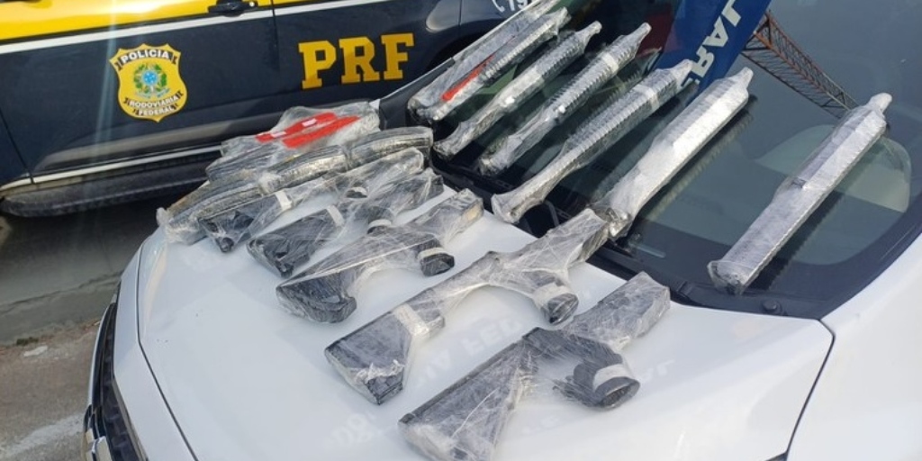PRF apreende sete fuzis e 12 carregadores escondidos em carro na BR-116, em Teresópolis