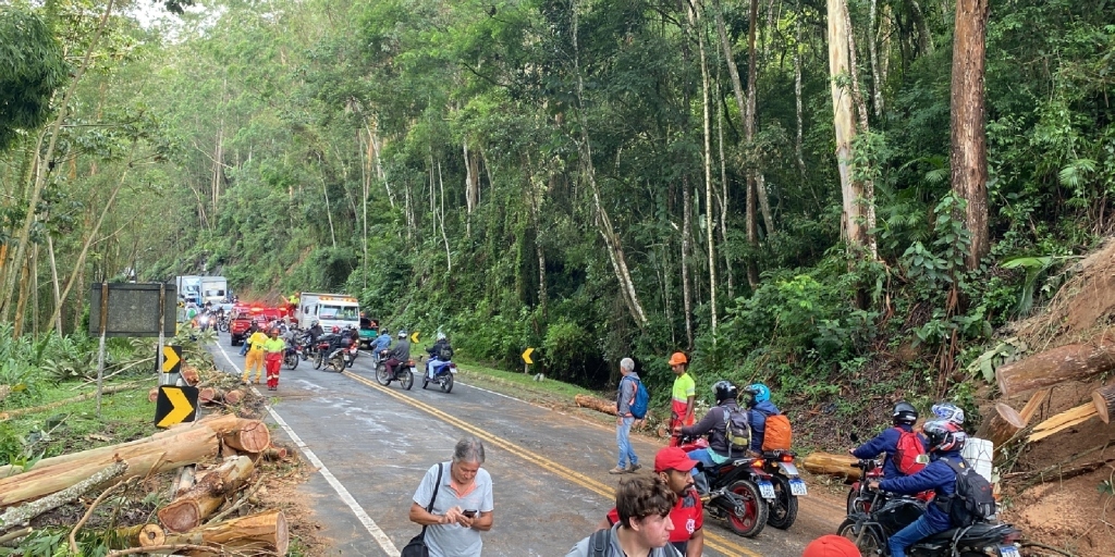 Equipes fizeram pela manhã a liberação da RJ-116, em Friburgo