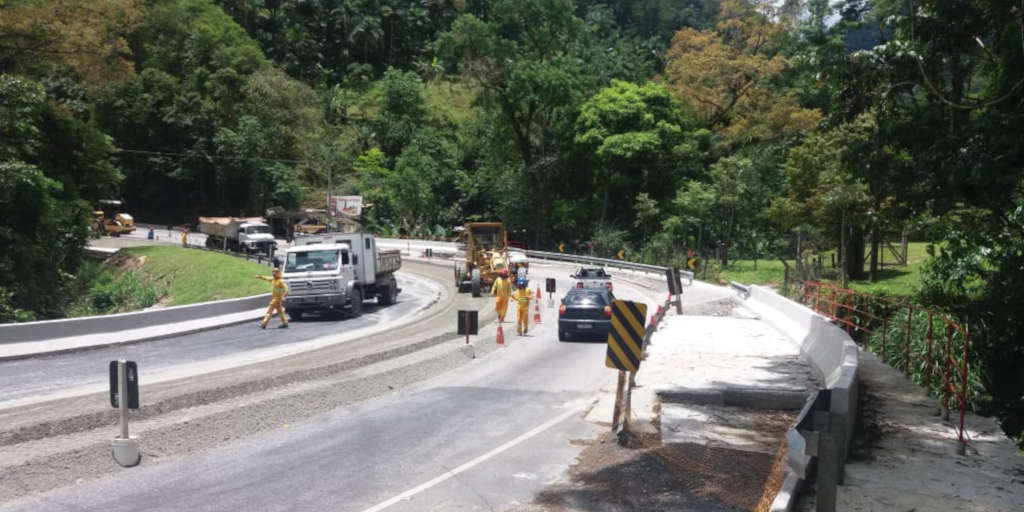 RJ-116 totalmente liberada para o tráfego de veículos na rodovia durante o feriadão