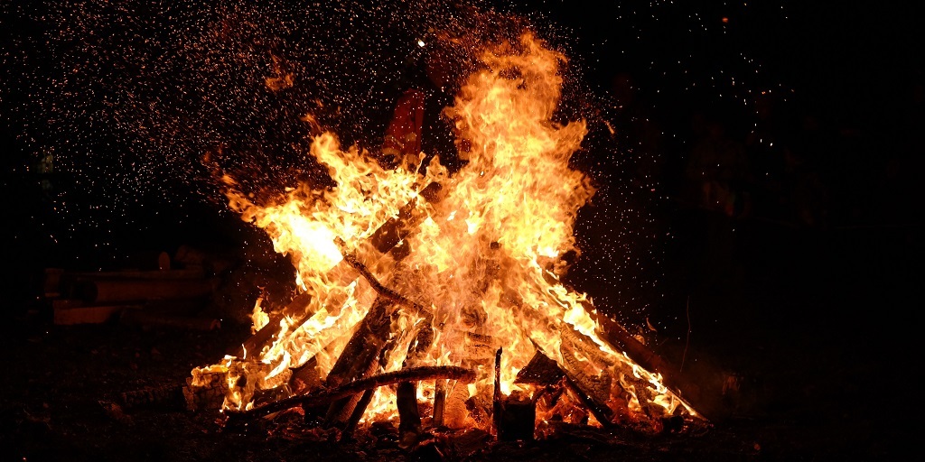 Acender fogueira é tradição durante as festas de São João