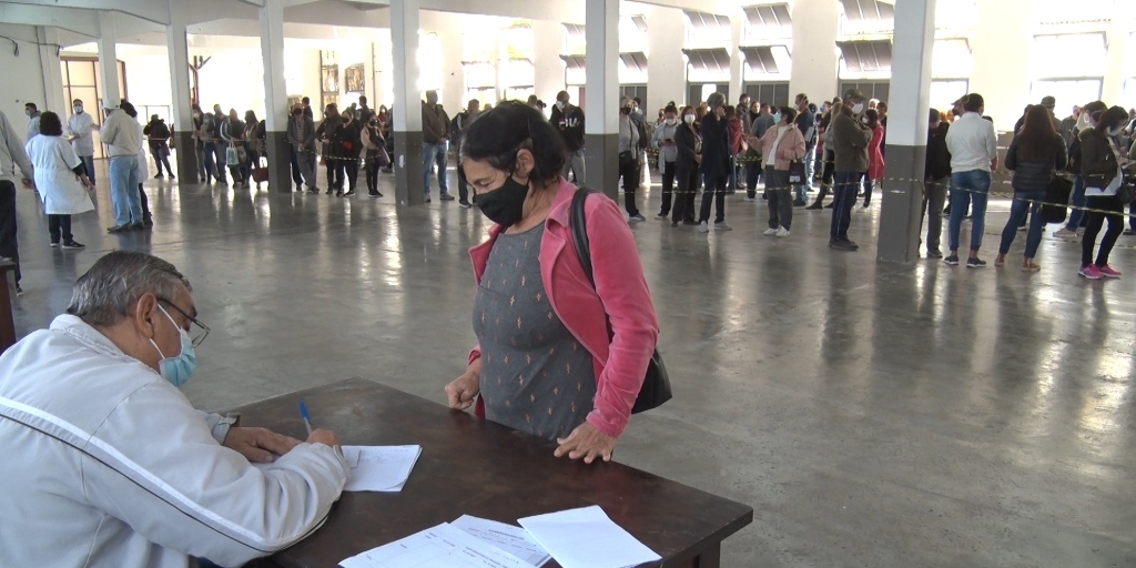 No interior da Uerj, as filas para vacinação também eram longas