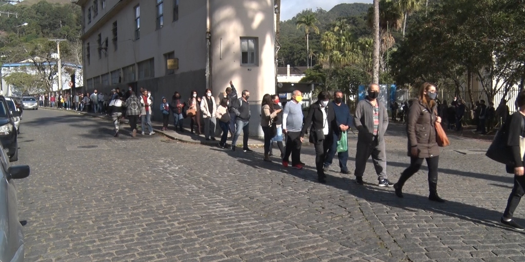 Filas marcam início da aplicação da 4ª dose contra Covid para pessoas com mais de 50 anos em Friburgo