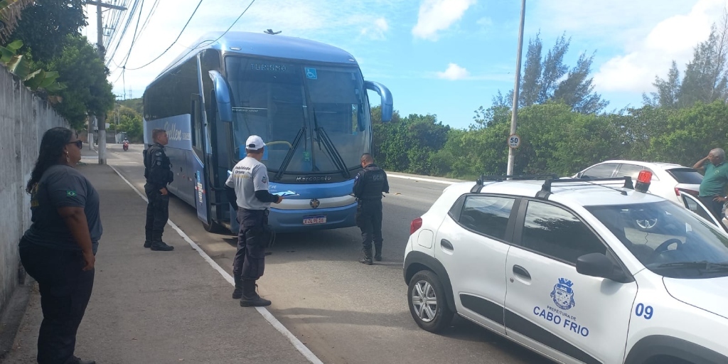Ônibus de turismo foi apreendido e rebocado para o depósito público da prefeitura,