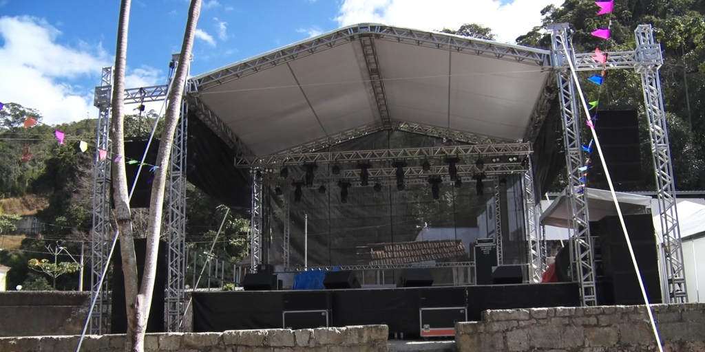 Palco já foi montado e vai receber shows de variados estilos