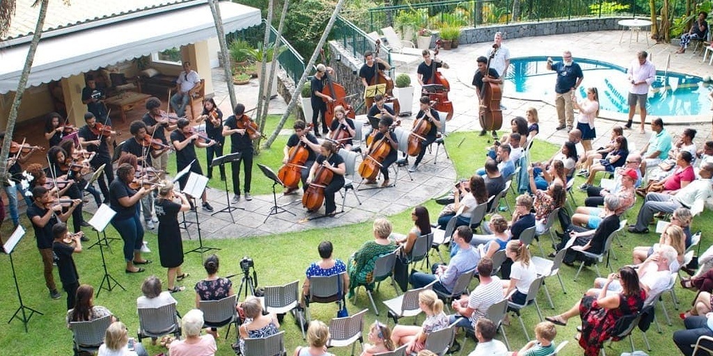 Orquestra Camerata Laranjeiras durante apresentação 