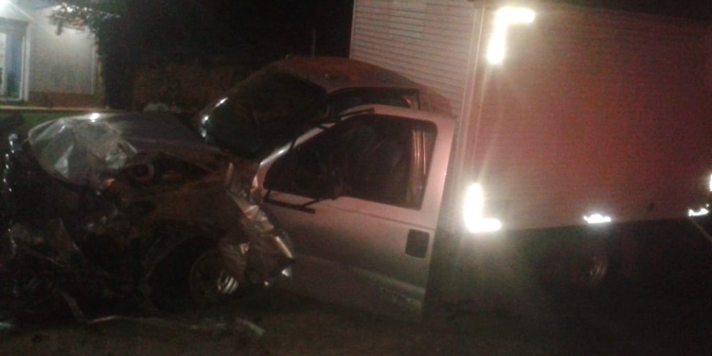 Carro bate em caminhão e deixa três mortos em Cantagalo