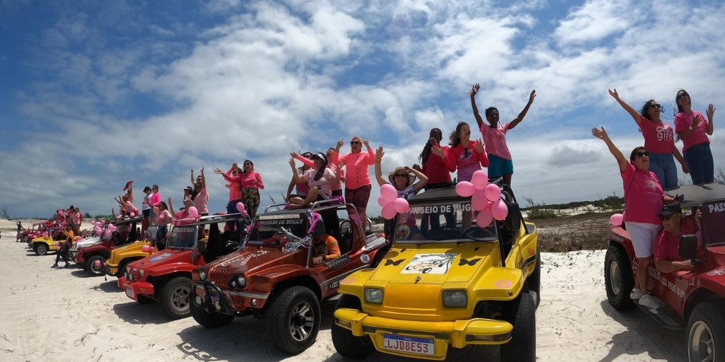 30 bugres decorados participaram da ação de abertura levando cerca de 60 mulheres do projeto Moça Bonita