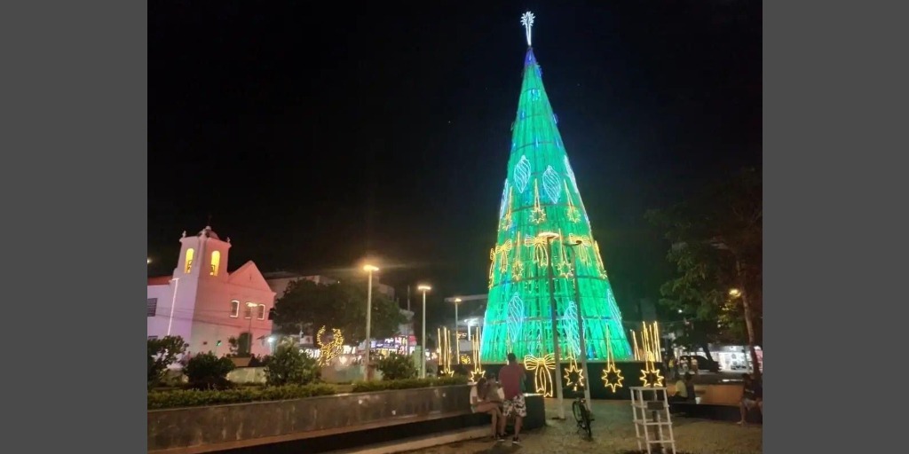 Luzes e cores: Cabo Frio ganha árvore de Natal de 23 metros de altura |  Portal Multiplix