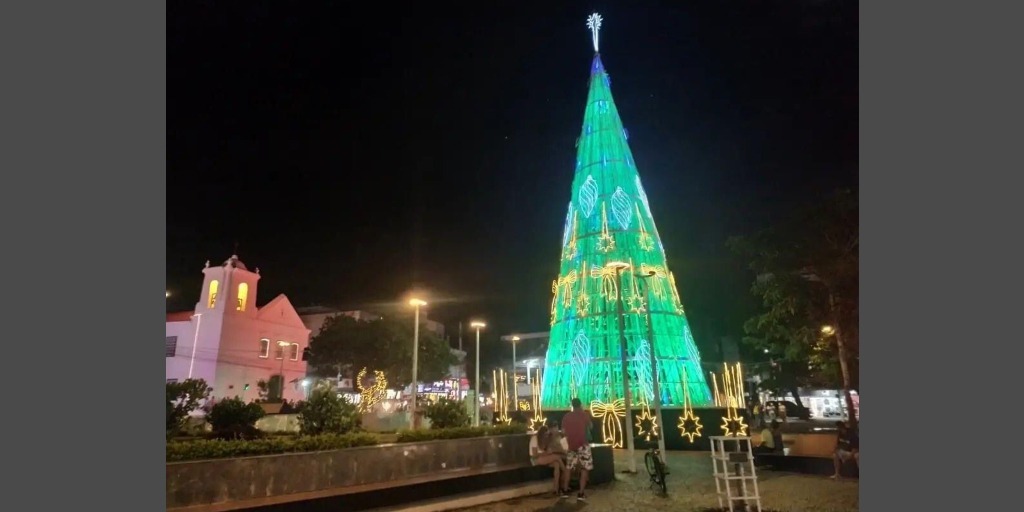 Luzes e cores: Cabo Frio ganha árvore de Natal de 23 metros de altura