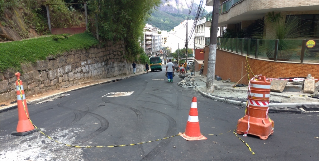 Rua Carlos Alberto Braune recebe asfalto após estragos causados pela chuva 