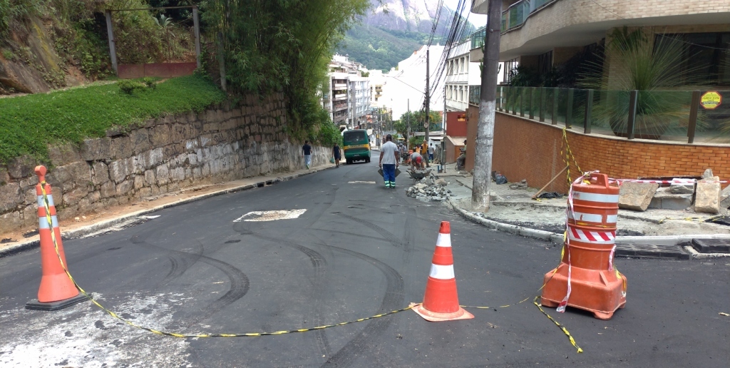 Rua Carlos Alberto Braune recebe asfalto após estragos causados pela chuva 