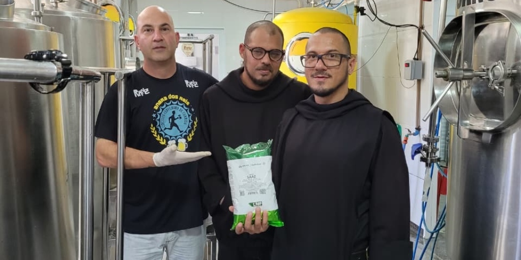 Monges entregaram insumos para a preparação da bebida