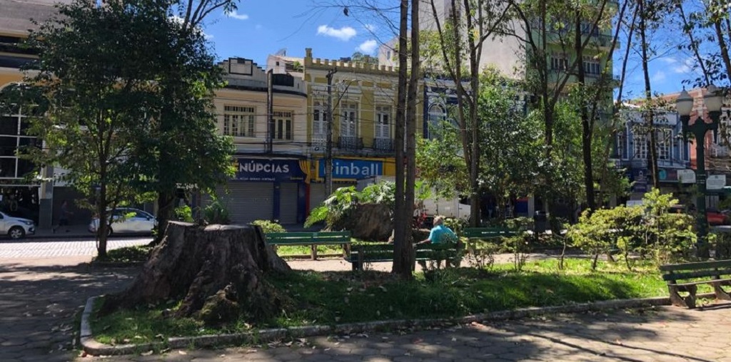 Idosos sentados em banco da praça Getúlio Vargas ignoram pedido para que todos fiquem em casa