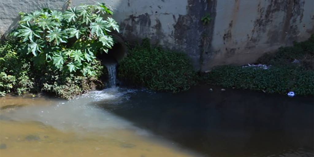 Esgoto sendo despejado no Rio Paquequer, em Teresópolis. Município está entre as cidades que não possuem tratamento