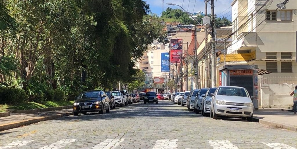 Nova Friburgo amanhece com ruas quase vazias; idosos são a maioria fora de casa