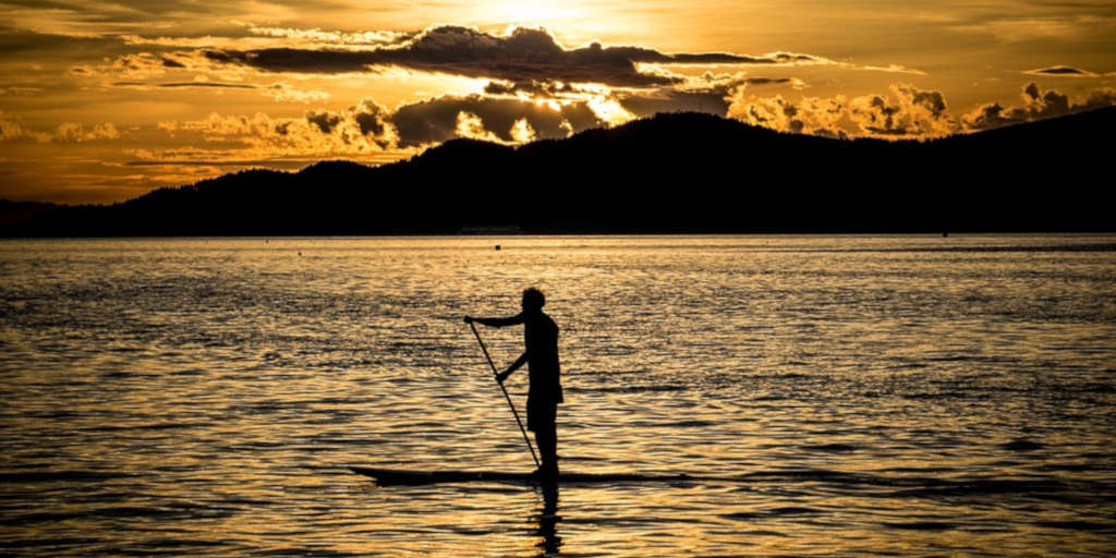 Vai pra praia? Conheça o Stand Up Paddle, modalidade que vem crescendo no litoral brasileiro