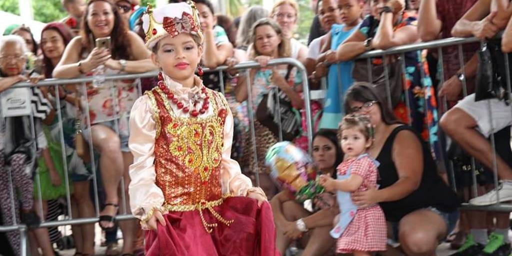 Com a fantasia de rainha da Rússia, Maria Eduarda Couto ganha o primeiro lugar